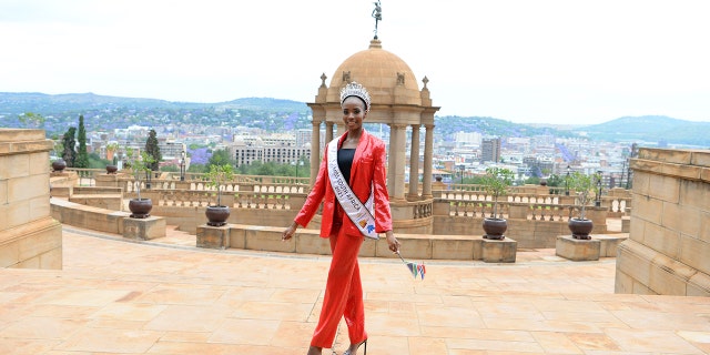 Miss South Africa 2021 Laila Mswan na brunch party Miss SA 2021 ve Federation Buildings dne 27. října 2021 v Pretorii v Jižní Africe. 