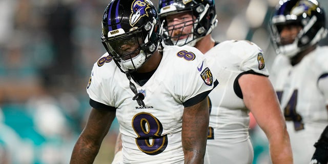 Le quart-arrière des Baltimore Ravens Lamar Jackson (8) réagit après avoir été limogé au cours de la première moitié d'un match contre les Dolphins de Miami le 11 novembre 2021, à Miami Gardens, en Floride.