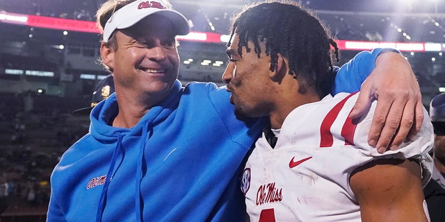 Mississippi coach Lane Kiffin talks with defensive back Jake Springer following the team's NCAA college football game against Mississippi State, Donderdag, Nov.. 25, 2021, in Starkville, Miss. Mississippi won 31-21. 
