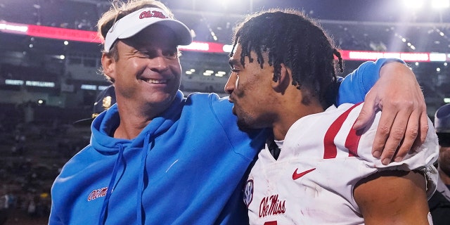 Mississippi coach Lane Kiffin talks with defensive back Jake Springer following the team's NCAA college football game against Mississippi State, giovedi, Nov. 25, 2021, in Starkville, Mississippi. Mississippi won 31-21.