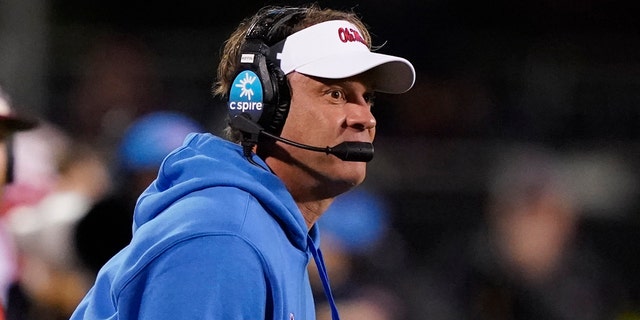 Mississippi coach Lane Kiffin calls out to players during the second half of the team's NCAA college football game against Mississippi State, Donderdag, Nov.. 25, 2021, in Starkville, Mississippi. Mississippi won 31-21. 