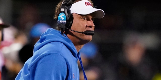 Mississippi coach Lane Kiffin calls out to players during the second half of the team's NCAA college football game against Mississippi State, giovedi, Nov. 25, 2021, in Starkville, Mississippi. Mississippi won 31-21.
