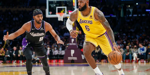 LA 레이커스 포워드 르브론 제임스 (6) 새크라멘토 킹스(Sacramento Kings)를 지나 모리스 하클리스(Maurice Harkless)가 포워드 (8) 로스앤젤레스에서 열린 NBA 농구 경기의 전반전 동안, 금요일, 11 월. 26, 2021.