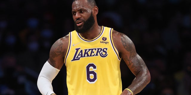 勒布朗·詹姆斯 #6 of the Los Angeles Lakers at Staples Center on November 02, 2021 在洛杉矶, 加利福尼亚州.