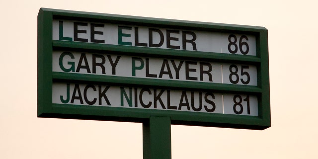The names of honorary starters are displayed prior to the opening ceremony for the Masters at Augusta National Golf Club on April 8, 2021, en Georgia.