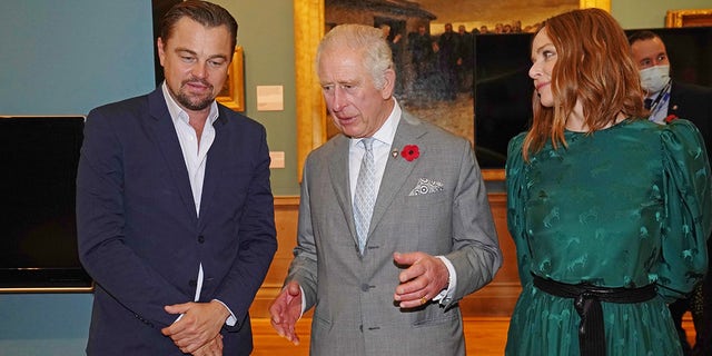 Princ Charles, princ z Walesu, hovoří s Leonardem DiCapriem, když sleduje módní instalace návrhářky Stelly McCartney v Galerii umění a muzeu Kelvingrove během summitu COP6, který se koná v kampusu pro skotskou událost (SEC) 3. listopadu 2021 v Glasgow.  (Foto Owen Humphreys-WPA Paul/Getty Images)