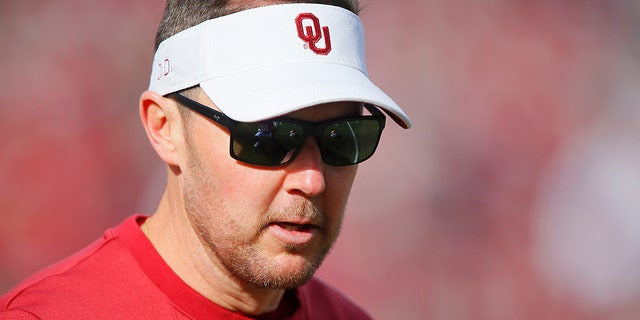 NORMAN, OK - NOVIEMBRE 20:  Head coach Lincoln Riley of the Oklahoma Sooners greets players before a game against the Iowa State Cyclones at Gaylord Family Oklahoma Memorial Stadium on November 20, 2021 in Norman, Oklahoma.  The Sooners won 28-21.