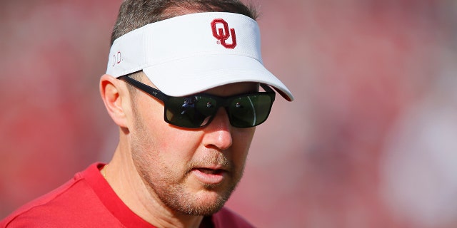 NORMAN, OK - NOVIEMBRE 20: Head coach Lincoln Riley of the Oklahoma Sooners greets players before a game against the Iowa State Cyclones at Gaylord Family Oklahoma Memorial Stadium on November 20, 2021 in Norman, Oklahoma. The Sooners won 28-21.