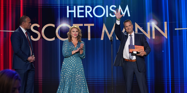 Lara Logan and Dan Bongino present ‘Heroism’ award to Lt. Col. Scott Mann