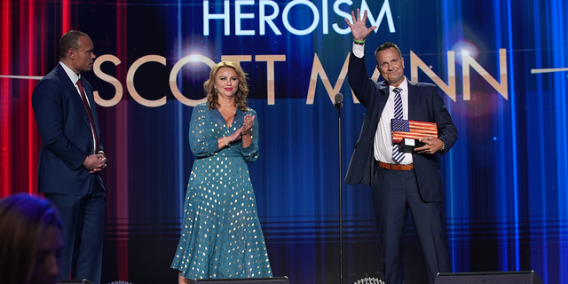 Lara Logan and Dan Bongino present ‘Heroism’ award to Lt. Col. Scott Mann