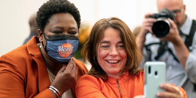 Felicia Moore, presidenta del concejo municipal y candidata a la alcaldía, a la izquierda, se toma una selfie con su partidaria Heidi Oquendo en la noche de sus elecciones el martes 2 de noviembre de 2021 en Atlanta.