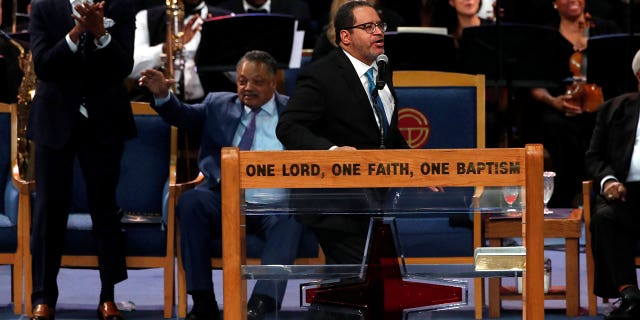 Georgetown University Professor Rev. Michael Eric Dyson speaks at the funeral service for the late singer Aretha Franklin at the Greater Grace Temple in Detroit, Michigan, NOSOTROS., agosto 31, 2018.