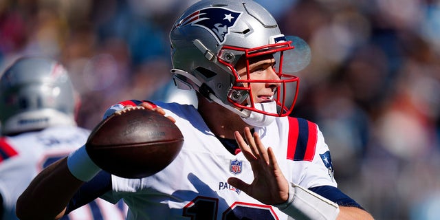 New England Patriots quarterback Mac Jones passes during the first half of an NFL football game against the Carolina Panthers Sunday, 十一月. 7, 2021, 在夏洛特, 北卡.