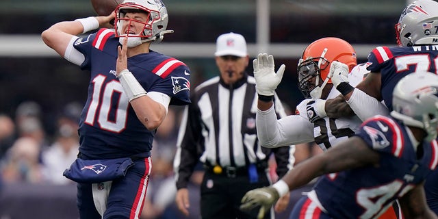 New England Patriots quarterback Mac Jones (10) throws a pass during the first half of an NFL football game against the Cleveland Browns, 星期日, 十一月. 14, 2021, in Foxborough, 弥撒.