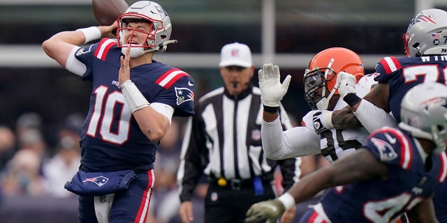 New England Patriots quarterback Mac Jones (10) throws a pass during the first half of an NFL football game against the Cleveland Browns, 星期日, 十一月. 14, 2021, in Foxborough, 弥撒.