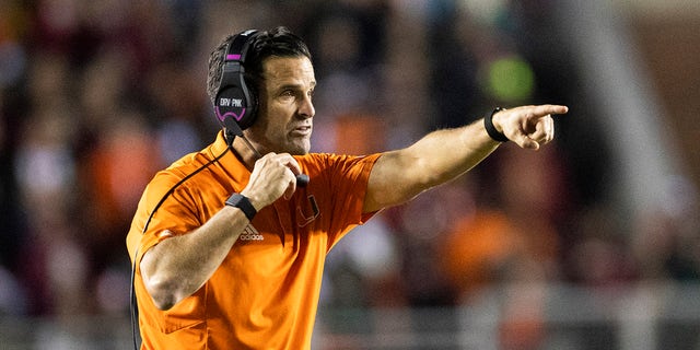 Miami head coach Manny Diaz directs his team against Florida State in Tallahassee, 플로리다, 토요일에, 11 월. 13, 2021. 