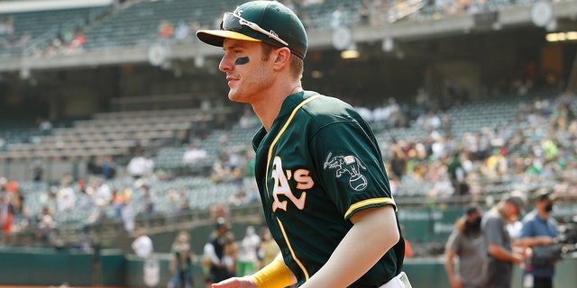 OAKLAND, CALIFORNIA - SEPTEMBER 25: Mark Canha #20 of the Oakland Athletics leaves the dugout before the game against the Houston Astros at RingCentral Coliseum on September 25, 2021 in Oakland, Kalifornië.
