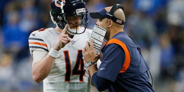 Chicago Bears quarterback Andy Dalton talks with head coach Matt Nagy during the second half of an NFL football game against the Detroit Lions, Donderdag, Nov.. 25, 2021, in Detroit. 