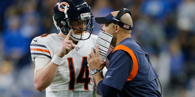 Chicago Bears quarterback Andy Dalton talks with head coach Matt Nagy during the second half of an NFL football game against the Detroit Lions, Donderdag, Nov.. 25, 2021, in Detroit.