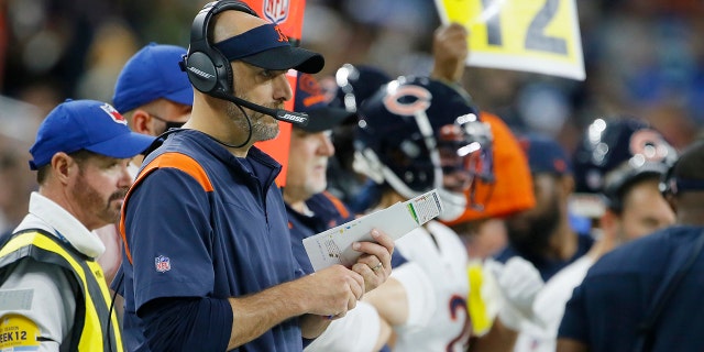 Chicago Bears head coach Matt Nagy on the sideline during the second half of an NFL football game against the Detroit Lions, Donderdag, Nov.. 25, 2021, in Detroit.