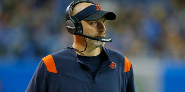 Chicago Bears head coach Matt Nagy watches from the sideline during the second half of an NFL football game against the Detroit Lions, Donderdag, Nov.. 25, 2021, in Detroit.