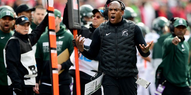 COLUMBUS, OH – 20 NOVEMBRE: Mel Tucker, entraîneur-chef des Spartans du Michigan, répond à un appel d'officiels au cours de la première moitié d'un match contre les Ohio State Buckeyes au Ohio Stadium le 20 novembre 2021 à Columbus, Ohio.