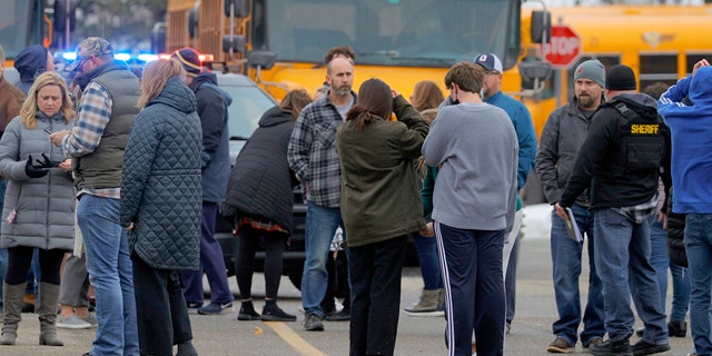 Nov. 30, 2021; Oxford, EK, VSA; Parents wait to be reunited with their kids following an active shooter situation at Oxford High School in Oxford on November 30, 2021. Verpligte krediet: Eric Seals-USA TODAY NETWORK