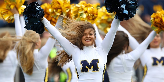 A member of the Michigan Wolverines dance team performs while playing the Iowa Hawkeyes at Michigan Stadium on Oct. 5, 2019, in Ann Arbor, 密西根州. Michigan won the game 10-3.