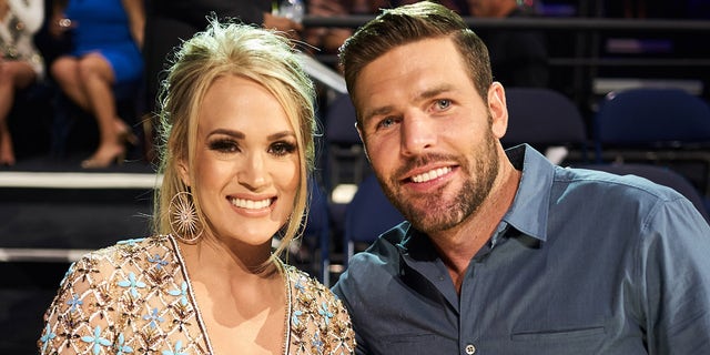Carrie Underwood, Mike Fisher smile at awards show