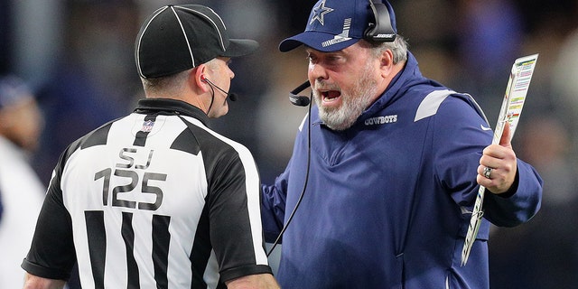 Head Coach Mike McCarthy of the Dallas Cowboys disputes a penalty with side judge Laird Hayes in overtime of the NFL match between the Las Vegas Raiders and Dallas Cowboys at AT&安培;T Stadium on Nov. 25, 2021, 在阿灵顿, 德州.