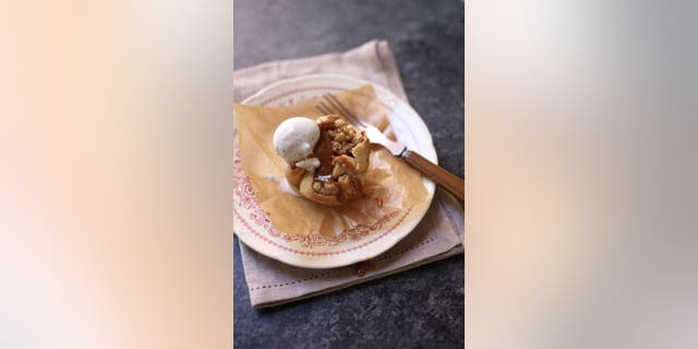 Paige Thomason from the blog Studio Delicious shares her mini caramel apple pie recipe with Fox News ahead of Thanksgiving.