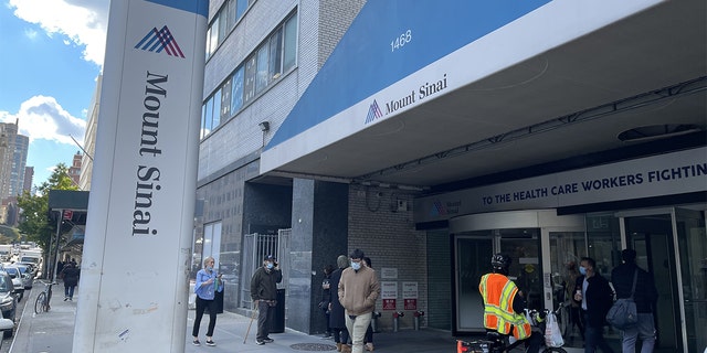 منظر لمستشفى جبل سيناء بينما كان البطريرك اليوناني فنار بارثولوميو يدخل المستشفى في نيويورك ، في 3 نوفمبر 2021. 