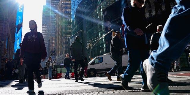 People walk though Times Square during the coronavirus disease (COVID-19(新型コロナウイルス感染症) pandemic in the Manhattan borough of New York City, ニューヨーク, 我ら。, 11月 10, 2021.