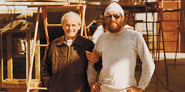 "Papa (qui aimait être appelé "Fahd" par Nathalie)," a écrit Lana Wood. "Le voici en visite alors que Splendor était amarré, avec Dennis Davern à côté de lui."