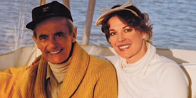 "Notre père avec Natalie sur la Splendeur," a écrit Lana Wood. "Ils naviguaient juste pour la première et la dernière fois de mon père sur le bateau. Il est décédé peu de temps après la prise de cette photo."