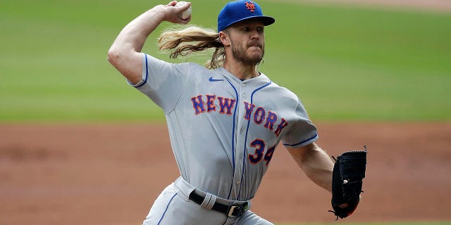 New York Mets' Noah Syndergaard pitches against the Braves on Sunday, 十月. 3, 2021, 在亚特兰大.
