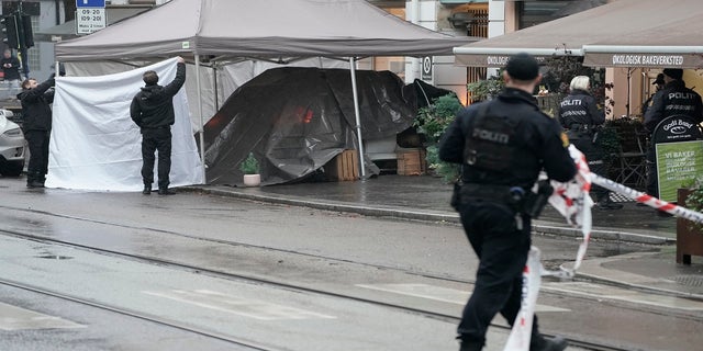 La policía cubre un automóvil después del tiroteo de un sospechoso en el barrio de Bislet, en el norte de Oslo, el martes.