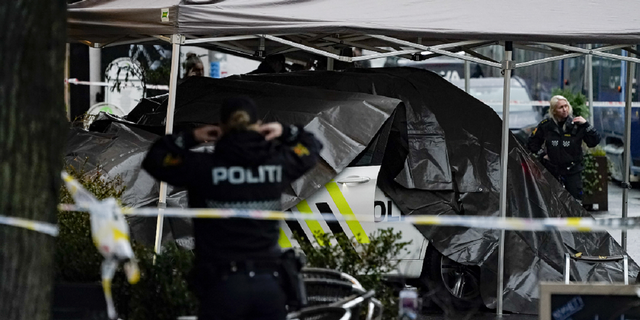 La policía cubre un automóvil después de que una persona fuera baleada en el barrio Bislet de Oslo el martes.