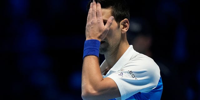 Novak Djokovic reacts during his ATP World Tour Finals match against Alexander Zverev in Turin, 意大利, 周六, 十一月. 20, 2021.