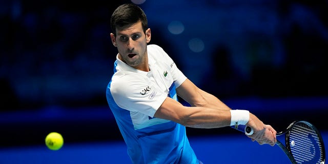 Novak Djokovic returns the ball to Alexander Zverev during the ATP World Tour Finals in Turin, 意大利, 星期六, 十一月. 20, 2021.