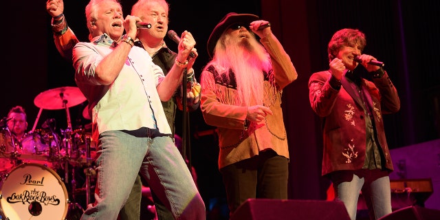 Les Oak Ridge Boys fournissent des voix de sauvegarde sur la piste.