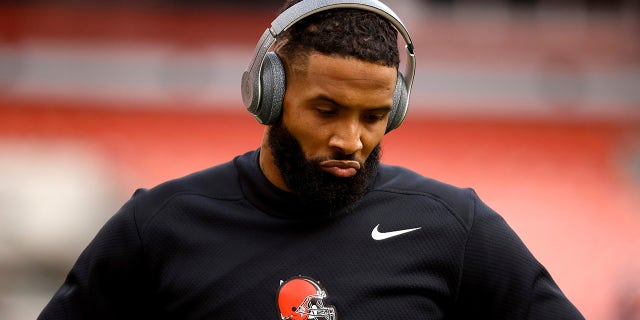 Bộ thu rộng của Cleveland Browns, Odell Beckham Jr, nóng lên trước khi bắt đầu trận đấu với Pittsburgh Steelers, Chủ nhật, ngày 31 tháng 10 năm 2021.