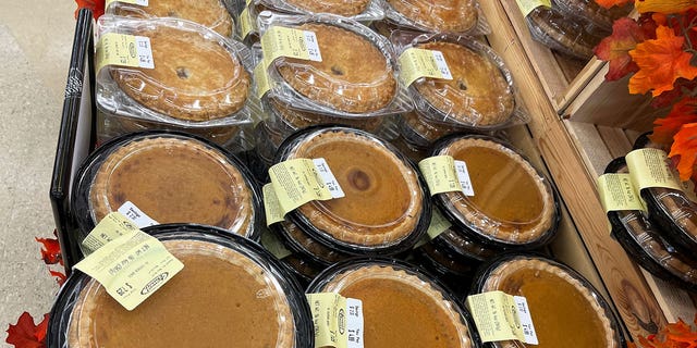 Pompoentaarten worden te koop aangeboden in een Jewel-Osco-supermarkt voorafgaand aan Thanksgiving, in Chicago, Illinois, VS, 18 november 2021. REUTERS/Christopher Walljasper