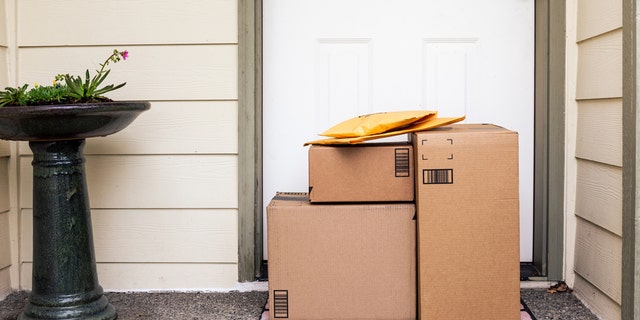 According to a survey from SafeWise and Cove Home Security, an estimated 210 million packages were stolen from Americans’ homes over the last 12 개월. (iStock)