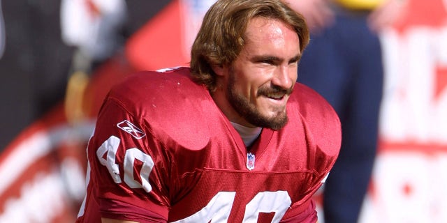 El back defensivo de los Arizona Cardinals, Pat Tillman, sonríe durante el prejuego.