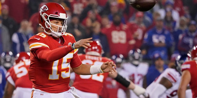 Kansas City Chiefs quarterback Patrick Mahomes throws during the first half of an NFL football game against the New York Giants Monday, 十一月. 1, 2021, 在堪萨斯城, 莫. 