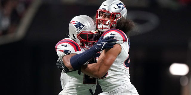 New England Patriots linebacker Jahlani Tavai (48) and New England Patriots safety Adrian Phillips (21) celebrate a defense of stop of the Atlanta Falcons during the second half of an NFL football game, 木曜日, 11月. 18, 2021, アトランタで.