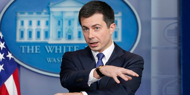 Transportation Secretary Pete Buttigieg speaks during the daily briefing at the White House in Washington, 月曜, 11月. 8, 2021. (AP Photo/Susan Walsh)