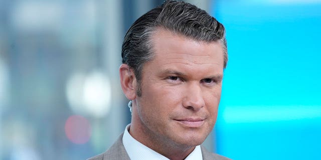 Moderátor Fox Pete Hegseth počas rozhovoru s podnikateľom a rizikovým kapitalistom Petrom Thielom "FOX &  Priatelia" vo Fox News Channel Studios 09. augusta 2019 v New Yorku.