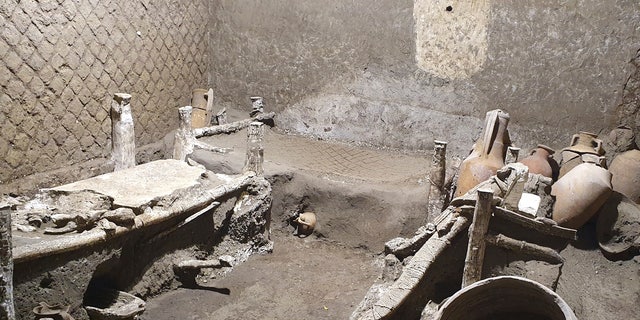 查看意大利庞贝城的最新发现。 考古学家在公元 79 年在火山爆发的废墟中挖掘一座别墅时，发现了一个用作宿舍和储藏室的房间，官员周六表示，该房间被展示出来。 "对奴隶日常生活的非常罕见的洞察。" 意大利文化部长达里奥·弗朗切斯基尼 (Dario Franceschini) 表示，这一发现是 "一项重要的发现，丰富了庞贝古城古代居民的日常生活知识，尤其是对未知的社会水平的了解。"